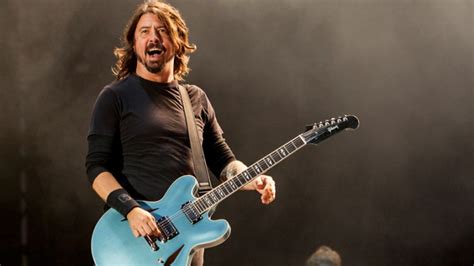 Dave Grohl convida criança cega da plateia para ficar ao lado do palco em show do Foo Fighters ...