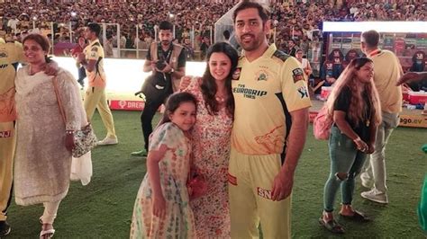 Twitter user asks people to edit pic of MS Dhoni, Sakshi, Ziva | Trending - Hindustan Times