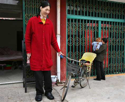 World's Tallest Woman Dies: 7'8" Yao Defen Of China Dead At 39 [PHOTOS] | IBTimes