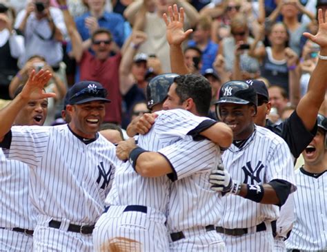 Derek Jeter Scores 3000th Hit