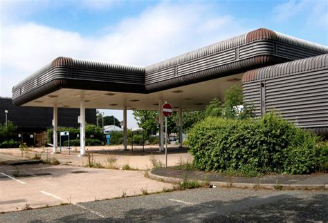 Former Tesco petrol station © Dave Croker cc-by-sa/2.0 :: Geograph Britain and Ireland