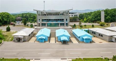 What is the DMZ? Map and pictures show the demilitarized zone Travis ...