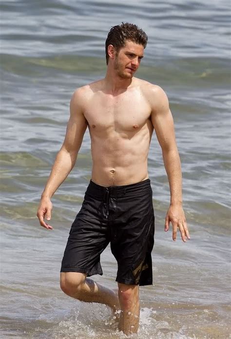 Andrew Garfield exposes his muscle body – Naked Male celebrities