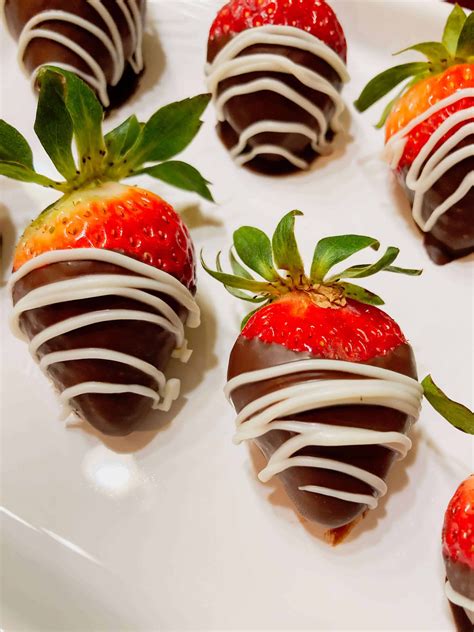 Chocolate Covered Strawberries (Easy Microwave Recipe)