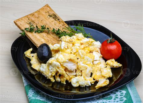 Scrambled eggs with tomato 8432420 Stock Photo at Vecteezy