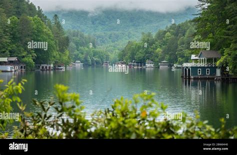 Houses and mountains view hi-res stock photography and images - Alamy