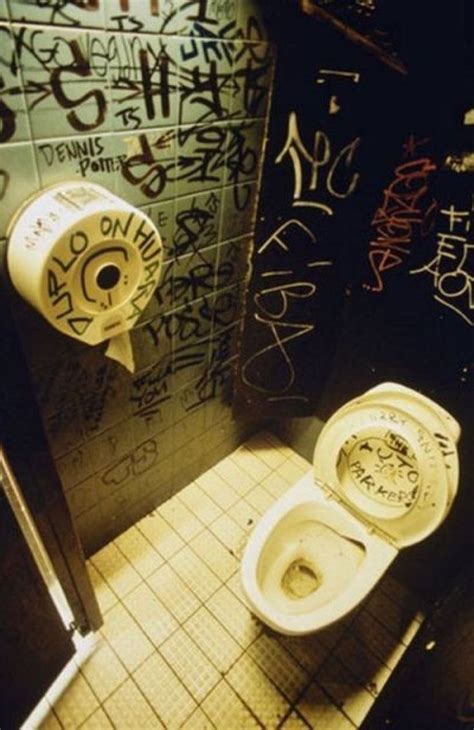Arte en los baños públicos | Bathroom graffiti, Graffiti, Toilet
