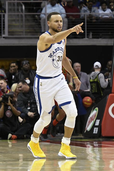 Warriors’ Stephen Curry tweaks ankle in win over Hawks