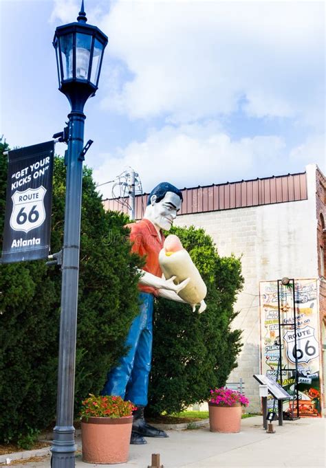 Bunyon Statue Muffler Man Holding Giant Hotdog in Atlanta, Illinois ...