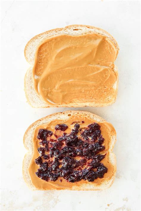 Healthy Peanut Butter and Jelly Sandwich With Only 175 Calories