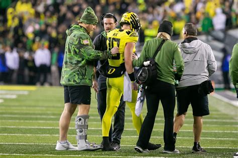 Oregon Ducks quarterback Bo Nix leaves with apparent right leg injury ...