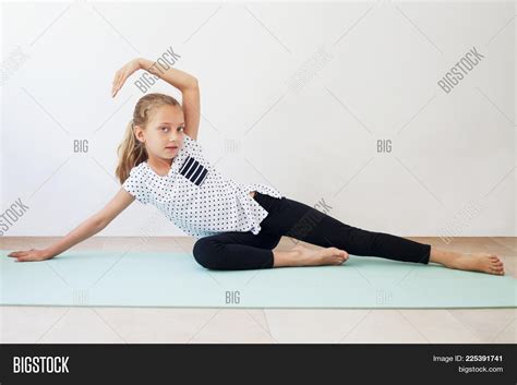 Streaming MVTube 2 Girls Doing Yoga - Two Girls Doing Yoga Exercises On The Beach Stock Photo ...