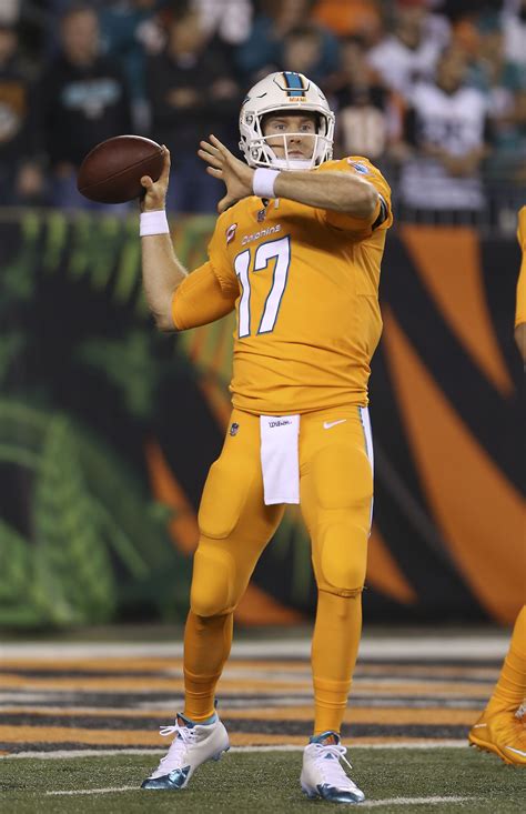 Photo: Miami Dolphins rip off Tennessee's creamsicle look for Thursday Night Football