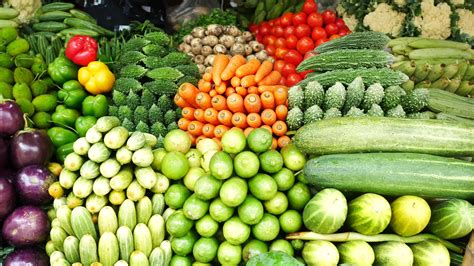 buntes sortiment an organisiertem obst und gemüse am marktstand ...