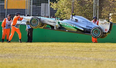 Australian GP: Lewis Hamilton crashes in practice - Mirror Online