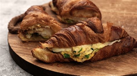 How to Make an Egg and Cheese Croissant Sandwich: 15 Steps