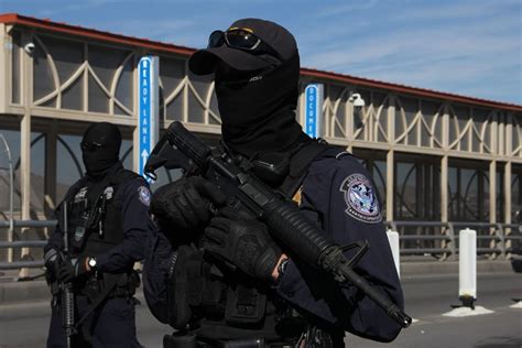 CBP agents take part in a training exercise at the US-Mexico ...