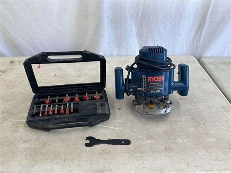 Ryobi Plunge Router w/ Bits - Lee Real Estate & Auction Service