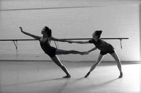 les arts de cirque | Dance photography, Dance pictures, Dance photography poses