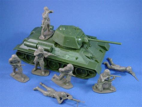 Airfix 1:32 Toy Soldiers WWII Russian Infantry with T-34 Tank