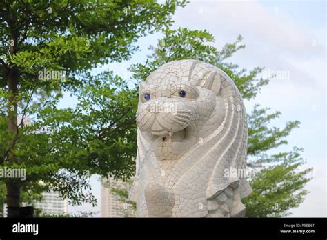 Merlion statue in Merlion park Singapore Stock Photo - Alamy