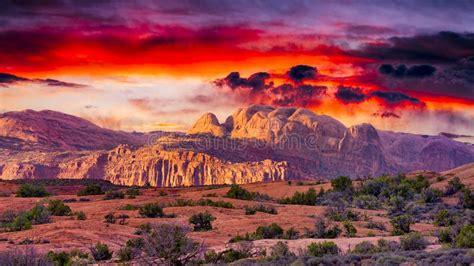 Sunrise in the Utah Desert stock image. Image of plateau - 43875387