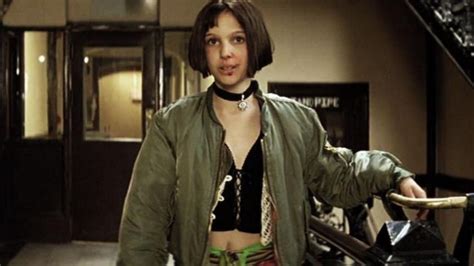 The crop top black lace-up worn by Mathilda (Natalie Portman) in Léon ...