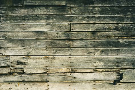 A wooden wall with dark worn-out planks | Tapeten, Fototapete, Wandtapete