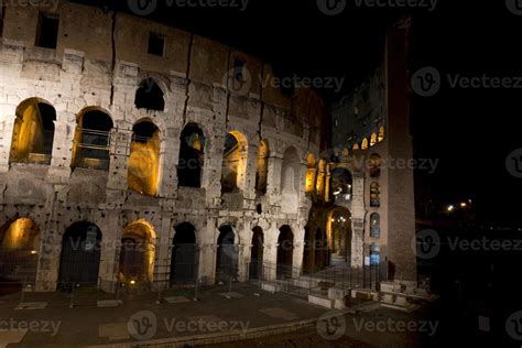 Rome Colosseum night view 20176948 Stock Photo at Vecteezy