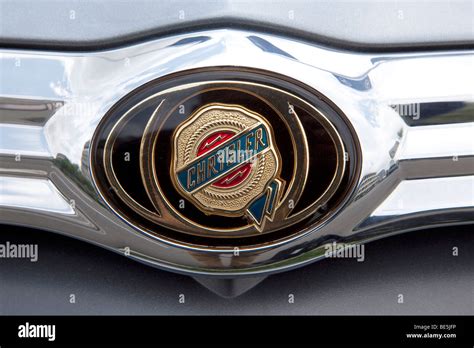 El logotipo de la marca de automóviles Chrysler Fotografía de stock - Alamy