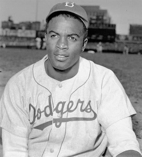 MLB: Jackie Robinson gets statue at Dodger Stadium