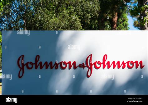 Johnson y johnson logo fotografías e imágenes de alta resolución - Alamy