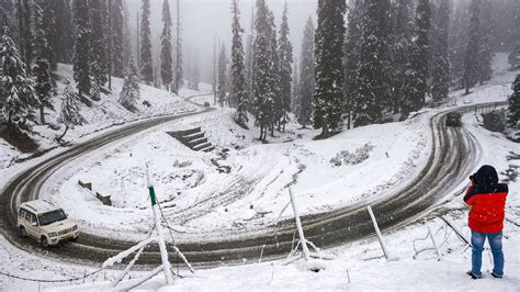 Kashmir Valley receives fresh spell of snowfall; tourists flock to ...