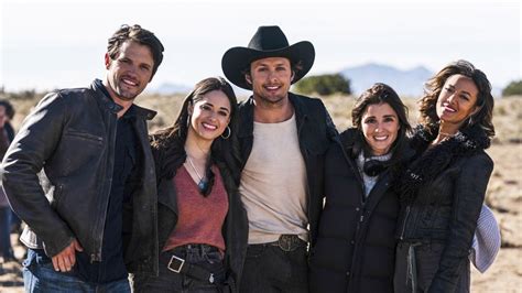 'Roswell, New Mexico' Cast Takes Us Behind the Scenes of Season 1 (PHOTOS)