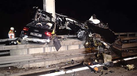 Mundelsheim (A81): Audi kracht gegen Mast! Fahrer tot - sogar Einsatzkräfte schockiert