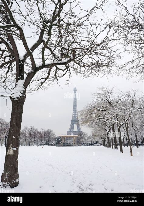 Winter in Paris. Snowy park with Eiffel Tower Stock Photo - Alamy