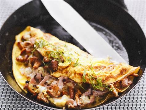 Mushroom, Ham, and Cheese Omelette Recipe | EatSmarter