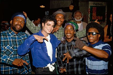 Michael Jackson throwing up the Crips gang sign with real Crips gang ...