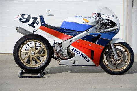 Race Ready – 1988 Honda RC30 – Bike-urious