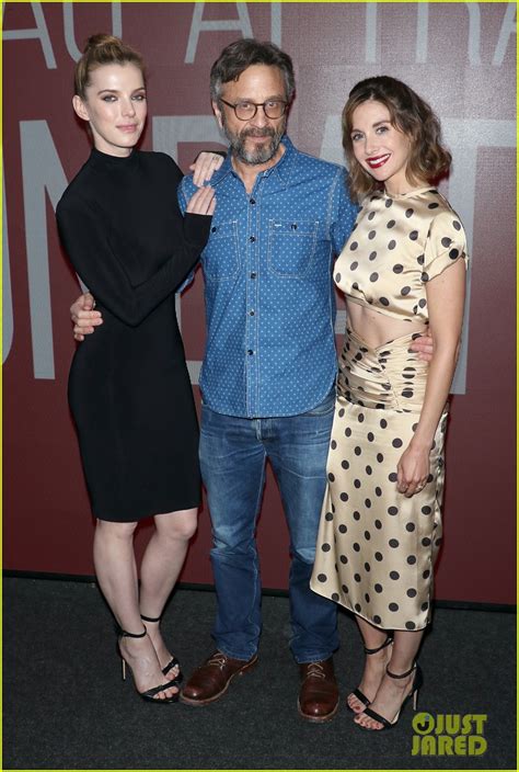 Photo: alison brie betty gilpin marc maron discuss third season of glow everyone 03 | Photo ...