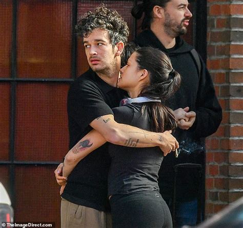 Matty Healy hugs his new American girlfriend Gabbriette Bechtel - I ...