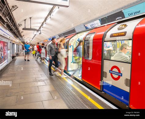 London underground stations hi-res stock photography and images - Alamy