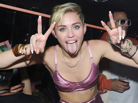 Miley Cyrus' "Bangerz" debuts at No. 1 - CBS News