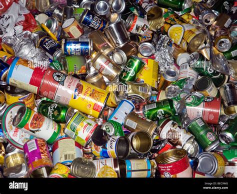 Lattine di lattina in un contenitore di riciclaggio Foto stock - Alamy