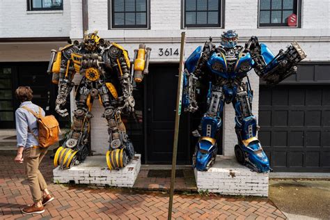 ‘Transformers’ Statues Cause a Big Fight in Georgetown - The New York Times