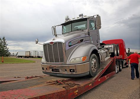 Foodliner donates two trucks to Heavy Duty Truck Technology program » DCTC News