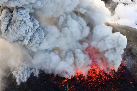 Shinmoedake volcano that appeared in James Bond film erupts, grounding ...