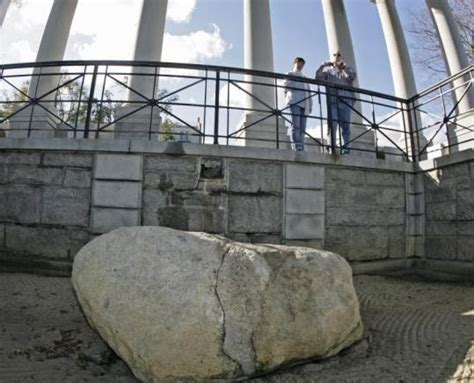 World Visits: Plymouth Rock - Historical Rock In Massachusetts