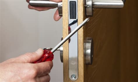 4 DIY ways to repair a broken door lock | Smart Tips