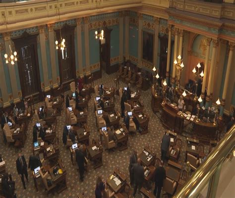 Michigan legislature returns with evenly split House of Representatives